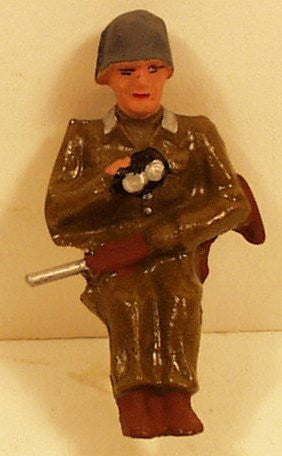 Arnold Hauser Toy Soldier  green with binoculars & rifle 2"